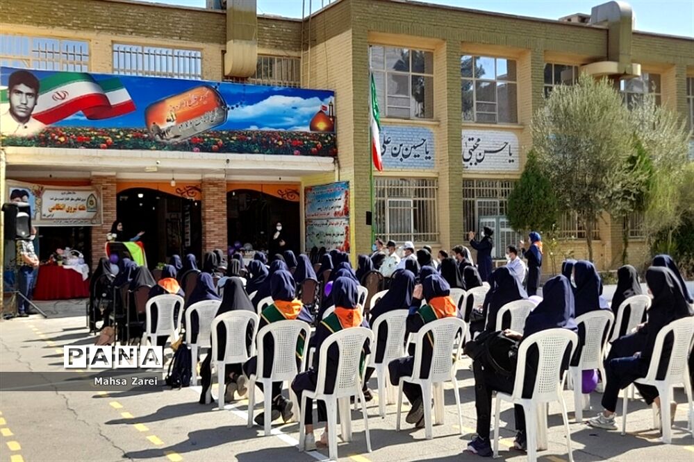 برگزاری مراسم تجلیل از دانش‌آموزان حائز رتبه دبیرستان شهید زهره‌وند