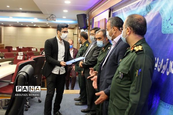 تجلیل از دانش‌آموزان رتبه دوم کشوری لیگ علمی پایا در قم