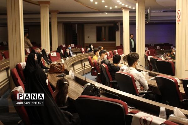 تجلیل از دانش‌آموزان رتبه دوم کشوری لیگ علمی پایا در قم