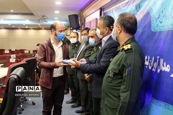 تجلیل از دانش‌آموزان رتبه دوم کشوری لیگ علمی پایا در قم