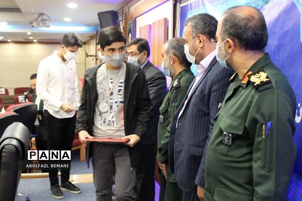 تجلیل از دانش‌آموزان رتبه دوم کشوری لیگ علمی پایا در قم