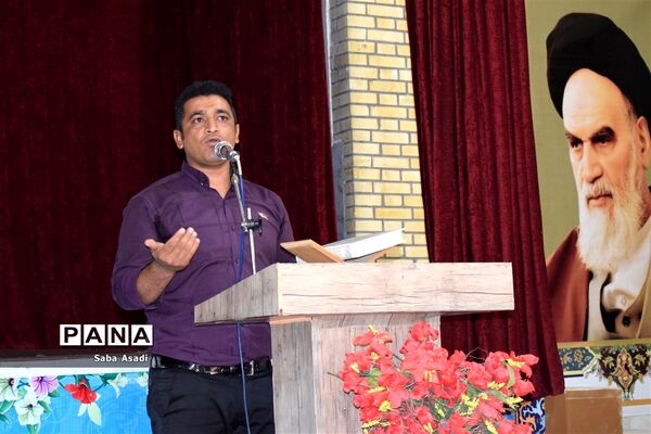 تجلیل از مربیان و دانش آموزان پیشتاز در شهر گله‌دار