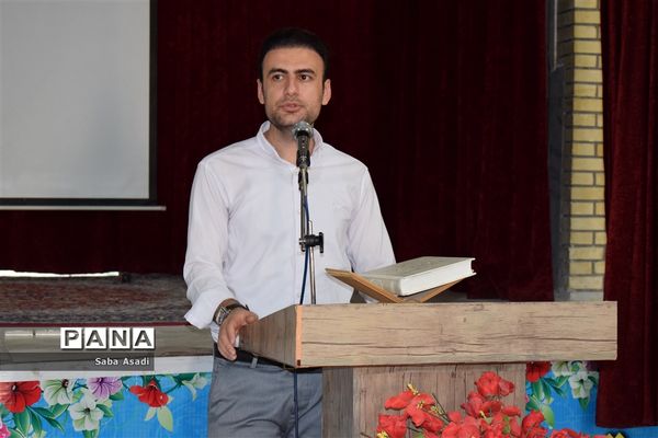 تجلیل از مربیان و دانش آموزان پیشتاز در شهر گله‌دار