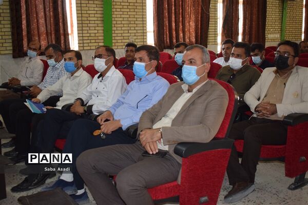 تجلیل از مربیان و دانش آموزان پیشتاز در شهر گله‌دار