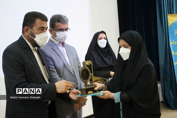 تجلیل از سرگروه‌های برتر فعالیت‌های پرورشی و درس تفکر و سبک زندگی استان بوشهر