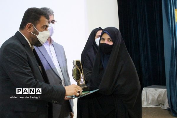 تجلیل از سرگروه‌های برتر فعالیت‌های پرورشی و درس تفکر و سبک زندگی استان بوشهر