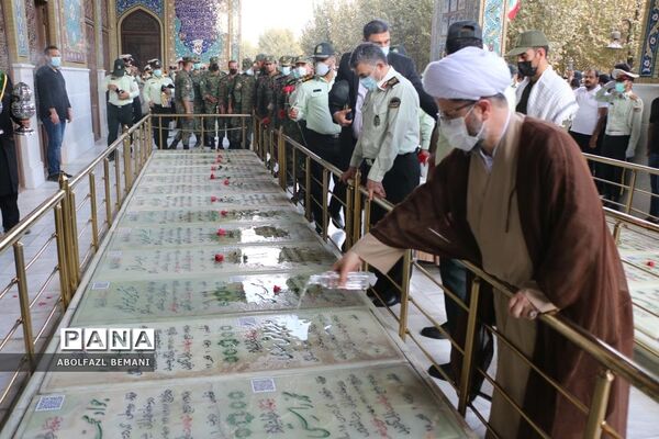 غبارروبی مزار شهدا در هفته نیروی انتظامی