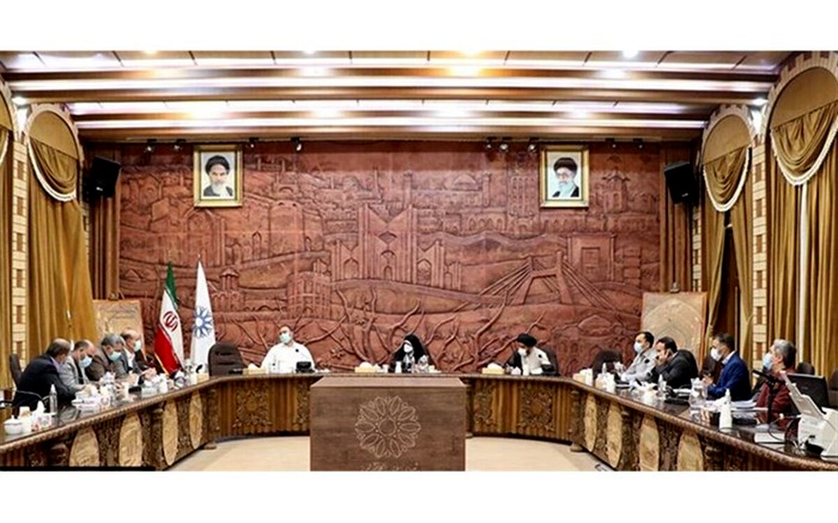مردانی در سطح شهر تبریز برای تکدی‌گری چادر می‌پوشند