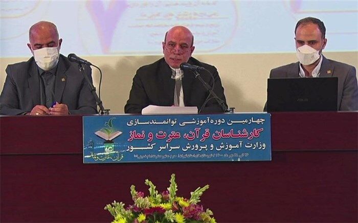 باید نقش‌ها را به دانش‌آموزان محول کرده و بر آنها نظارت کنیم