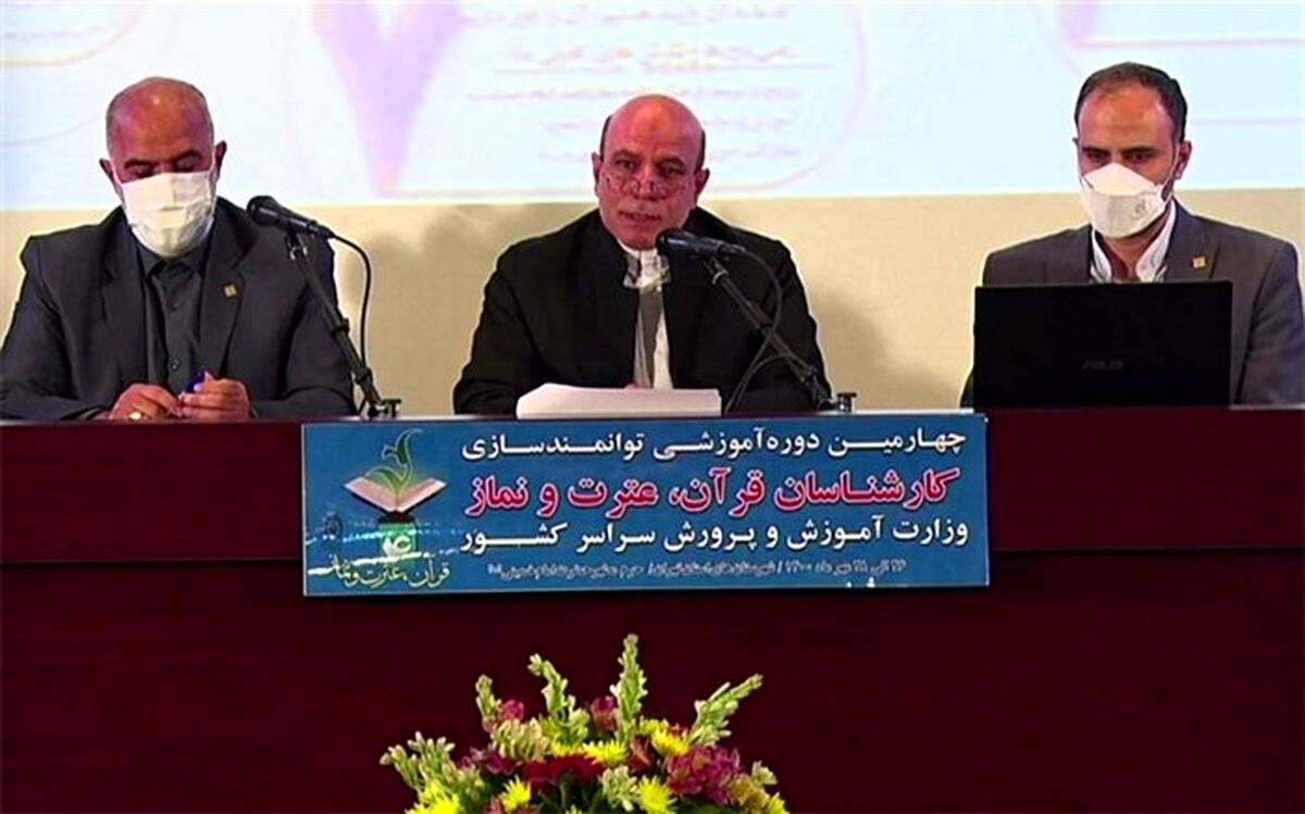 باید نقش‌ها را به دانش‌آموزان محول کرده و بر آنها نظارت کنیم