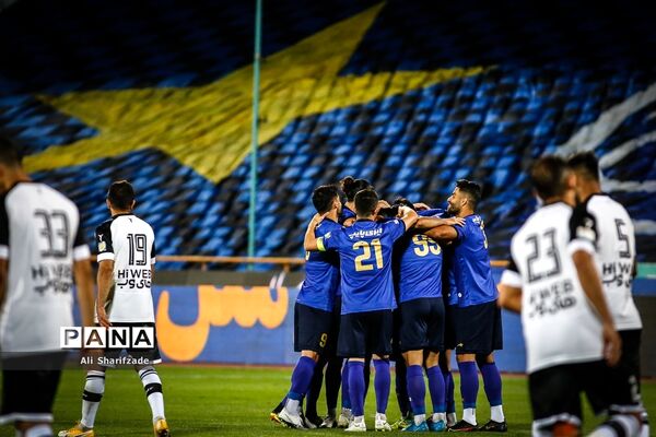 دیدار تیم های فوتبال استقلال و هوادار