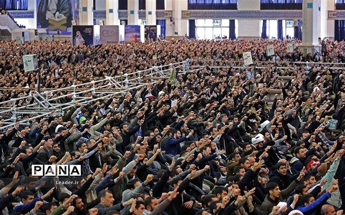 قهرمانان کشتی در جمع نمازگزاران تجلیل می‌شوند