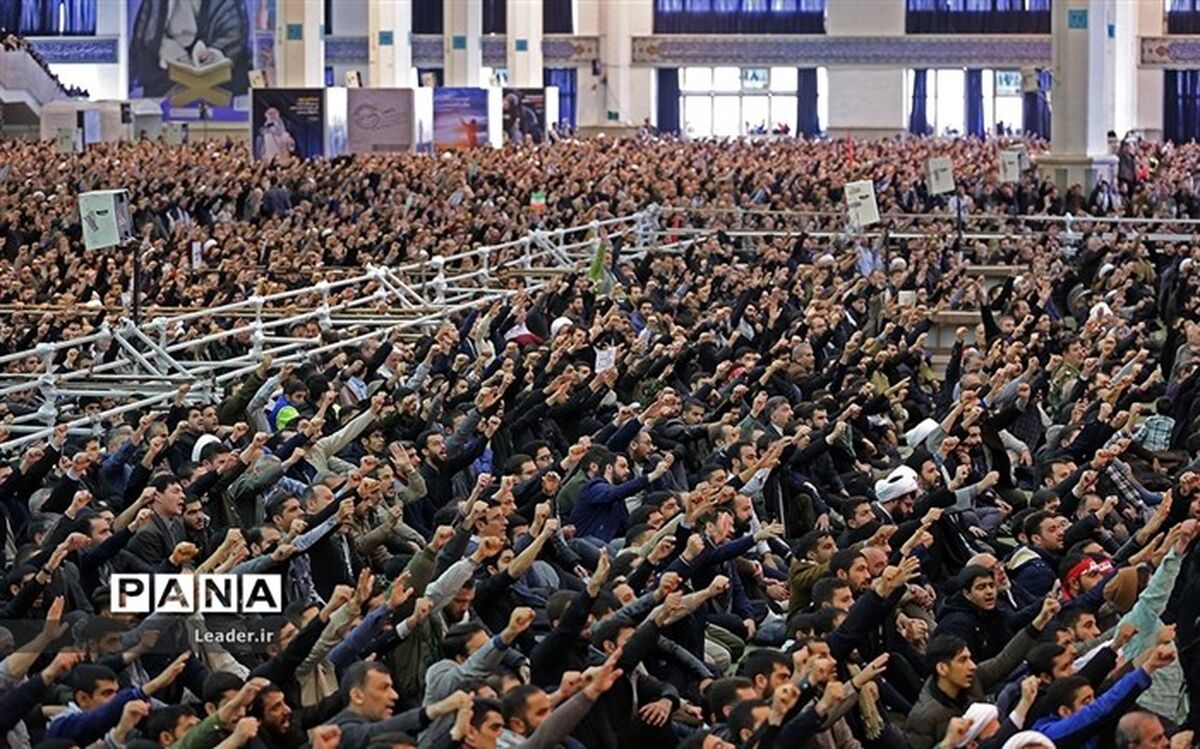 قهرمانان کشتی در جمع نمازگزاران تجلیل می‌شوند