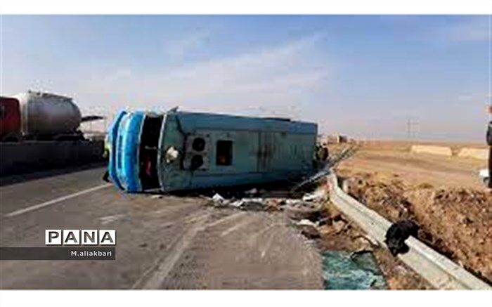 ۷ مصدوم در واژگونی مینی‌بوس در محور بیرجند-خوسف