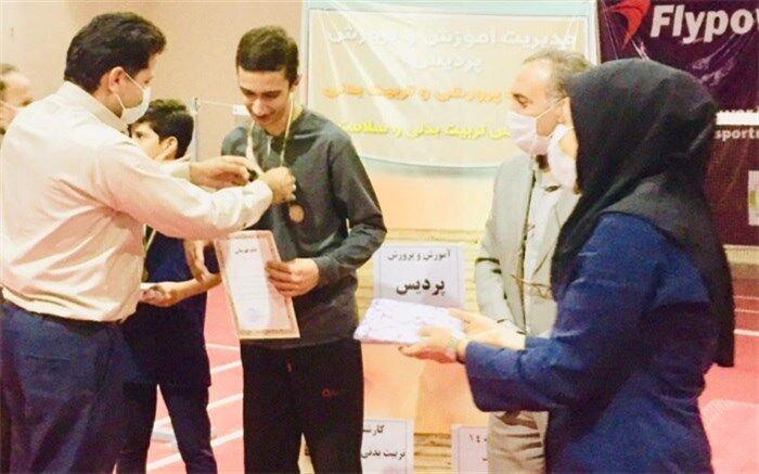 اهدای جوایز برندگان مسابقات بدمینتون دوبل شهرستان پردیس