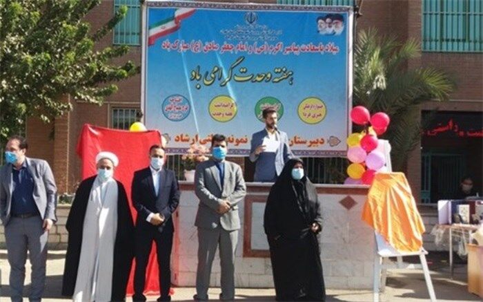 پیامبر‌ اکرم و چهارده معصوم چراغ هدایت هستند