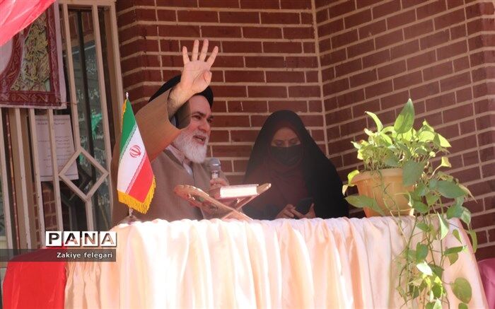 حضرت فاطمه زهرا(س) برترین الگو برای کل افراد جامعه است