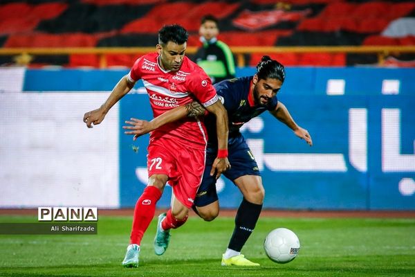 دیدار تیم‌های فوتبال پرسپولیس و نساجی