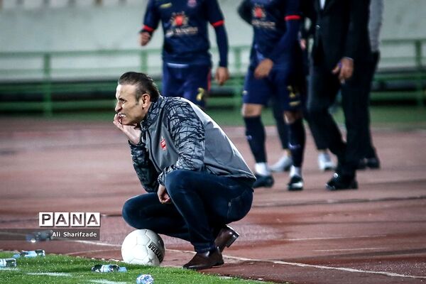 دیدار تیم‌های فوتبال پرسپولیس و نساجی