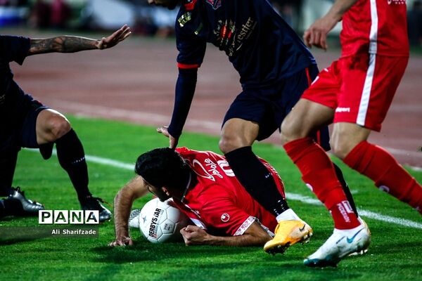 دیدار تیم‌های فوتبال پرسپولیس و نساجی