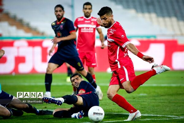 دیدار تیم‌های فوتبال پرسپولیس و نساجی