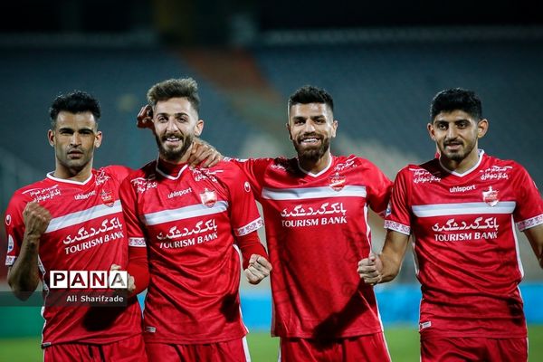 دیدار تیم‌های فوتبال پرسپولیس و نساجی