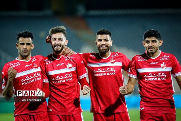 دیدار تیم‌های فوتبال پرسپولیس و نساجی