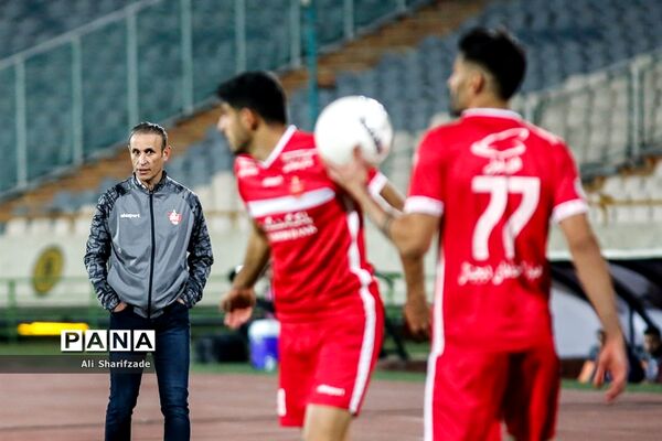 دیدار تیم‌های فوتبال پرسپولیس و نساجی