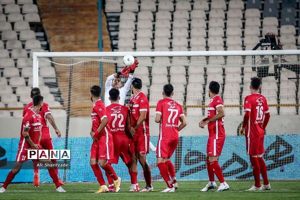 دیدار تیم‌های فوتبال پرسپولیس و نساجی