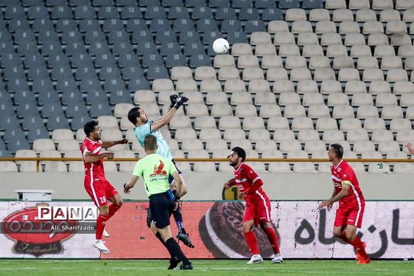 دیدار تیم‌های فوتبال پرسپولیس و نساجی