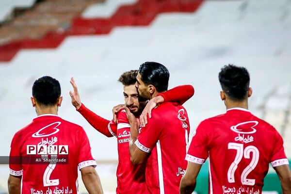 دیدار تیم‌های فوتبال پرسپولیس و نساجی
