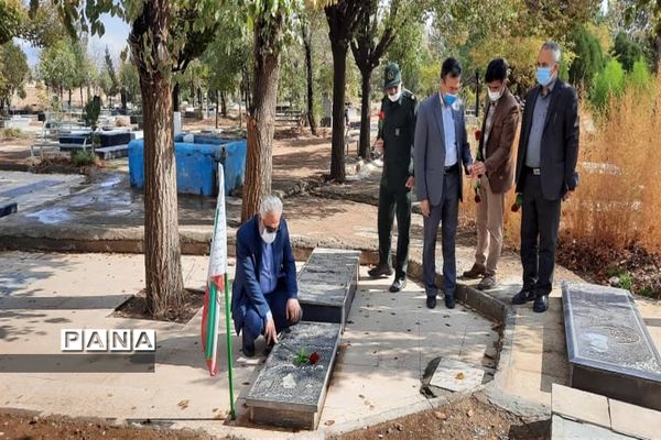 مراسم عطر افشانی و غبار روبی گلزار شهدا به مناسبت هفته بسیج دانش‌آموزی در شهرستان نظرآباد