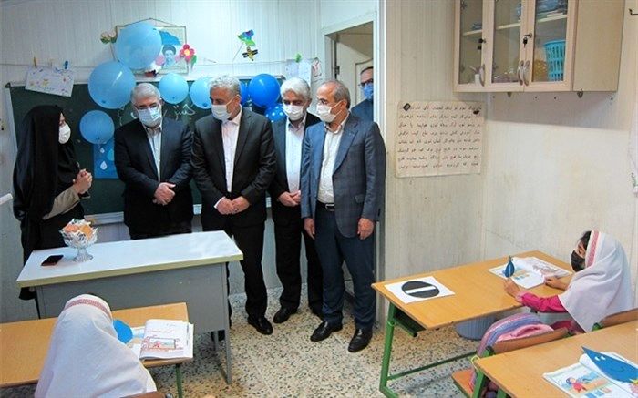 بازدید استاندار گیلان از یک مدرسه روستایی در رشت