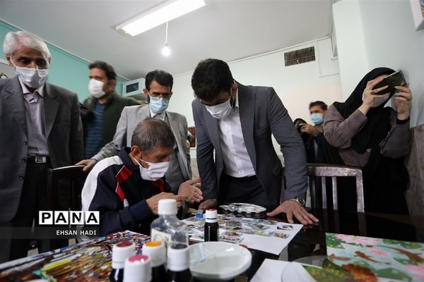 حضور حسن یزدانی در آسایشگاه معلولین ذهنی  شهید بهشتی  مشهد