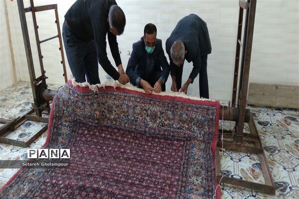 بافت و  برش فرش اهدایی به عتبات عالیات در شهرستان درمیان