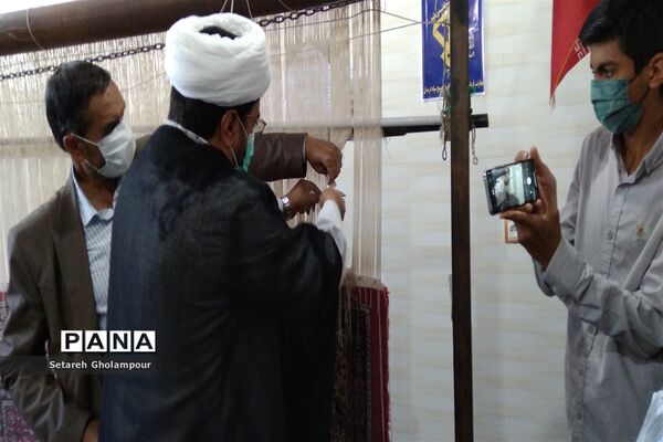 بافت و  برش فرش اهدایی به عتبات عالیات در شهرستان درمیان