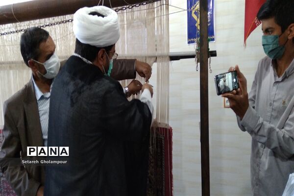بافت و  برش فرش اهدایی به عتبات عالیات در شهرستان درمیان