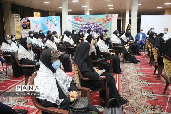 دیدار جمعی از نخبگان و اعضای تشکل‌های دانش‌آموزی دختر با نماینده ولی فقیه در استان و امام جمعه بوشهر