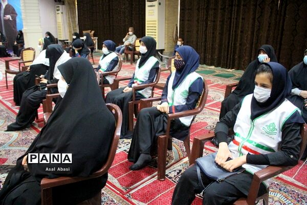 دیدار جمعی از نخبگان و اعضای تشکل‌های دانش‌آموزی دختر با نماینده ولی فقیه در استان و امام جمعه بوشهر