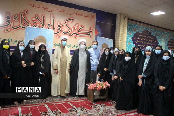 دیدار جمعی از نخبگان و اعضای تشکل‌های دانش‌آموزی دختر با نماینده ولی فقیه در استان و امام جمعه بوشهر