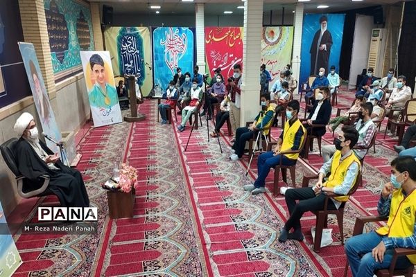 دیدار جمعی از نخبگان و اعضای تشکل‌های دانش آموزی  پسربا نماینده ولی فقیه در استان و امام جمعه بوشهر