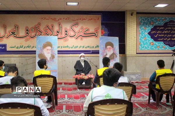 دیدار جمعی از نخبگان و اعضای تشکل‌های دانش آموزی  پسربا نماینده ولی فقیه در استان و امام جمعه بوشهر