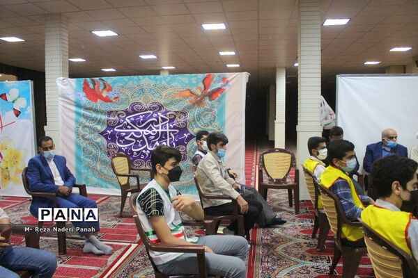 دیدار جمعی از نخبگان و اعضای تشکل‌های دانش آموزی  پسربا نماینده ولی فقیه در استان و امام جمعه بوشهر