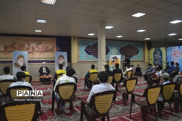 دیدار جمعی از نخبگان و اعضای تشکل‌های دانش آموزی  پسربا نماینده ولی فقیه در استان و امام جمعه بوشهر