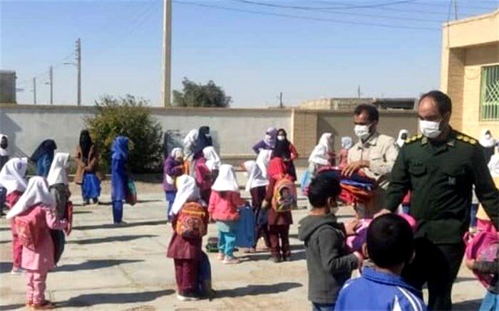 ۱۵۰ بسته لوازم‌التحریر به دانش‌آموزان کمتر برخوردار شهرستان هامون اهدا شد