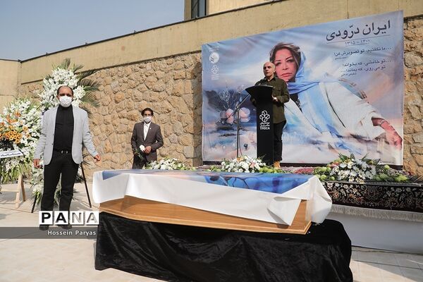 مراسم تشییع پیکر مرحومه ایران درودی هنرمند نقاش