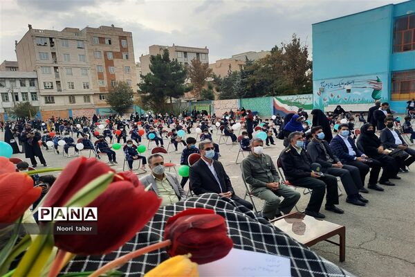 نواختن زنگ استکبار ستیزی در مدرسه مسلم ابن عقیل منطقه ۱۵