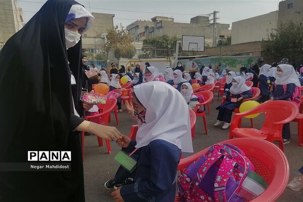 نواختن زنگ ملی مبارزه با استکبار جهانی در منطقه ۱۸