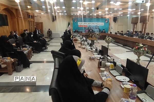 دیدار مسئولان و نمایندگان تشکل‌های دانش‌آموزی با استاندار اصفهان