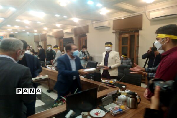 دیدار مسئولان و نمایندگان تشکل‌های دانش‌آموزی با استاندار اصفهان